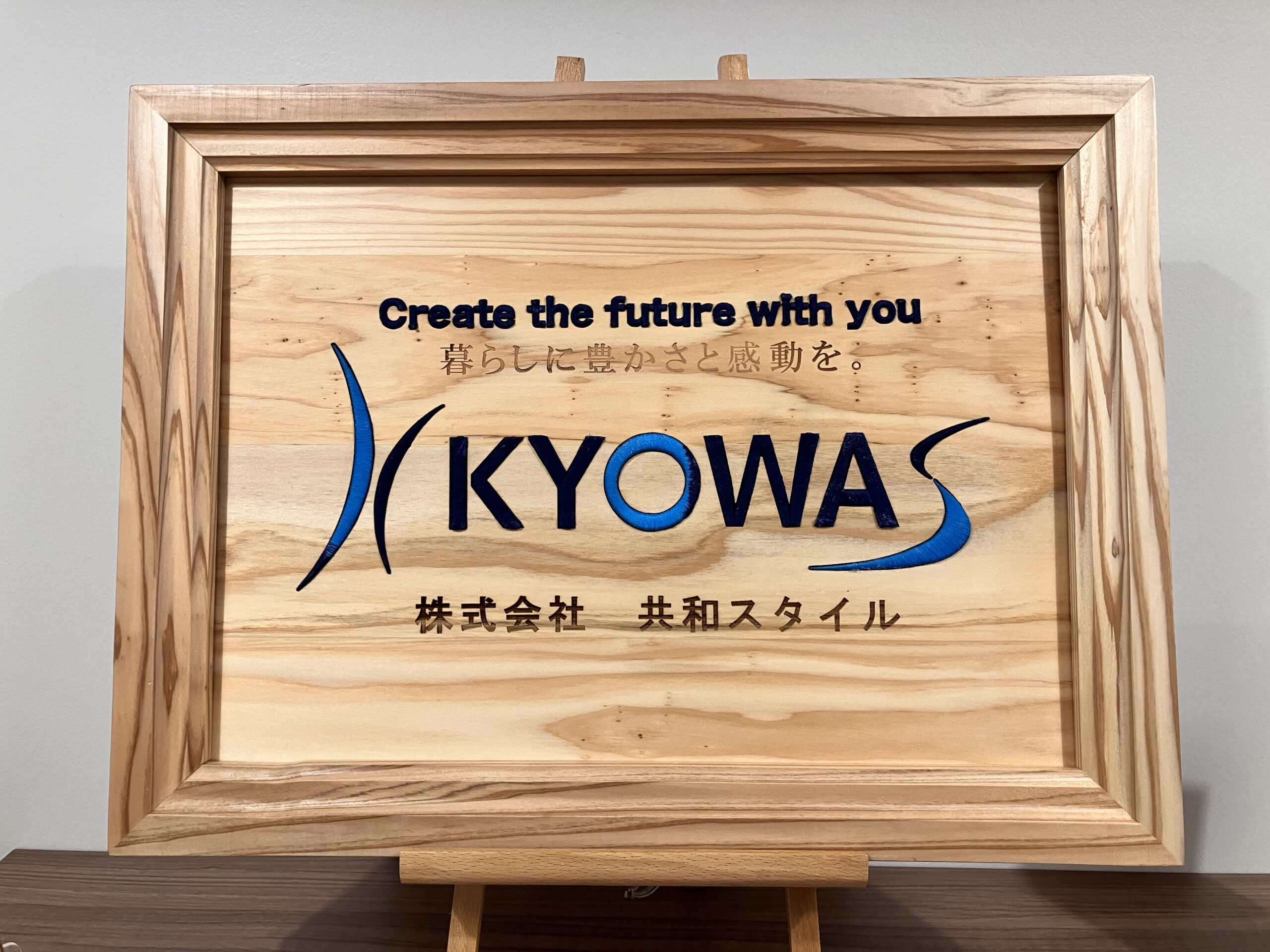 桧香る刺繍のアートピース 桧の木材に日本伝統の【刺繍】を織り込む 。 日本が誇る木に刺繍を入れる技術で 、 世界に一つのアートが誕生。 作品からは絵の香りが広がります。